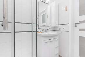 Bright Aapartment Holenderska by Renters