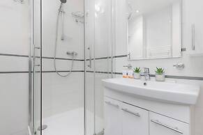 Bright Aapartment Holenderska by Renters