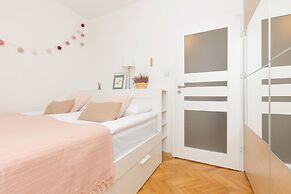 Bright Aapartment Holenderska by Renters