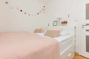 Bright Aapartment Holenderska by Renters