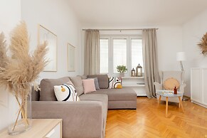 Bright Aapartment Holenderska by Renters