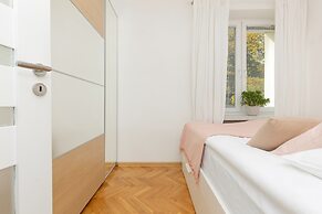 Bright Aapartment Holenderska by Renters