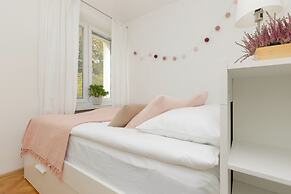 Bright Aapartment Holenderska by Renters
