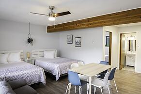 Poplars Motel on the lake