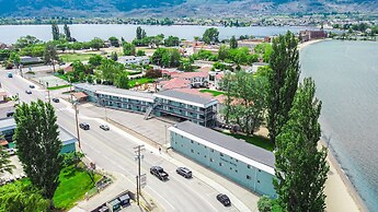 Poplars Motel on the lake