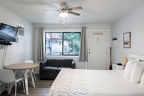 Poplars Motel on the lake