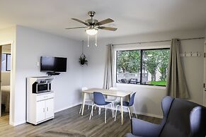 Poplars Motel on the lake