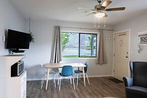 Poplars Motel on the lake