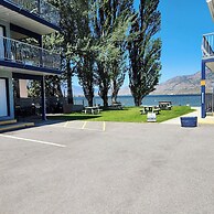 Poplars Motel on the lake