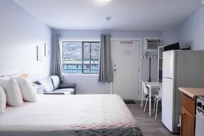 Poplars Motel on the lake