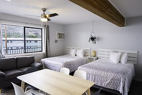 Poplars Motel on the lake