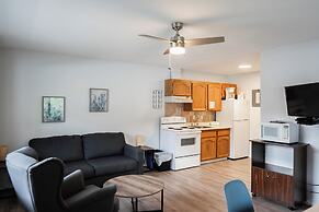 Poplars Motel on the lake