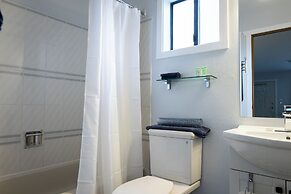 Poplars Motel on the lake