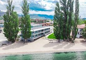 Poplars Motel on the lake