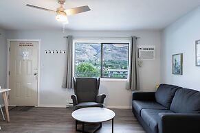 Poplars Motel on the lake