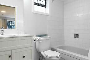 Poplars Motel on the lake