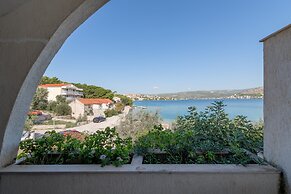 Beachfront apt at Exclusive Location Near Center