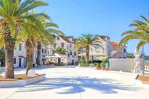 Beachfront apt at Exclusive Location Near Center