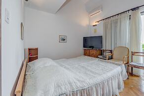 Beachfront apt at Exclusive Location Near Center