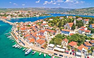 Beachfront apt at Exclusive Location Near Center