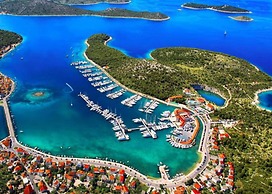 Beachfront apt at Exclusive Location Near Center