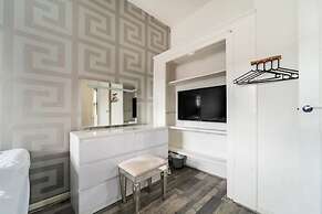 House With Modern Interior, Conveniently Located