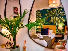 House - Sleeps up to 9 & Free Parking