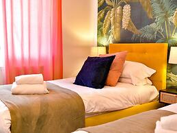 House - Sleeps up to 9 & Free Parking