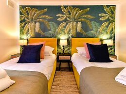 House - Sleeps up to 9 & Free Parking