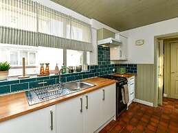 House - Sleeps up to 9 & Free Parking