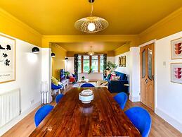 House - Sleeps up to 9 & Free Parking
