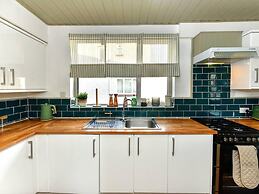 House - Sleeps up to 9 & Free Parking