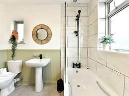 Stunning 3-bed House in Cardiff With Free Parking!