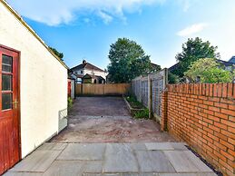 Stunning 3-bed House in Cardiff With Free Parking!