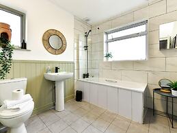 Stunning 3-bed House in Cardiff With Free Parking!