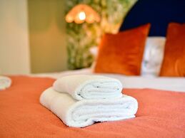 House - Sleeps up to 9 & Free Parking