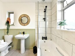 House - Sleeps up to 9 & Free Parking