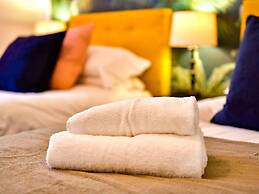 House - Sleeps up to 9 & Free Parking