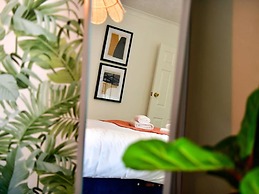 House - Sleeps up to 9 & Free Parking