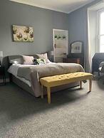 Beautiful 2-bed Study or Visit Flat