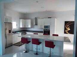 3Bd Luxury Villa Located in Prime Loc