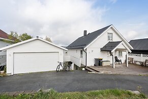 Lovly 3 Bedroom Apartment With the View of Aurora