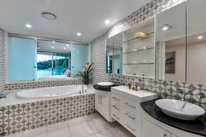 Pavillions 25 Penthouse with Marina View