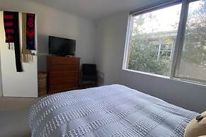 Homely 1-bedroom Unit in Hawthorn With Parking!