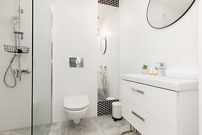 Warsaw Saski Garden Apartment by Renters