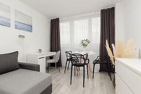 Warsaw Saski Garden Apartment by Renters