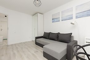 Warsaw Saski Garden Apartment by Renters