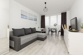 Warsaw Saski Garden Apartment by Renters