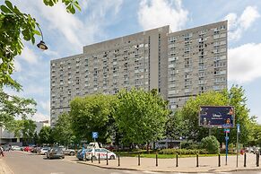 Warsaw Saski Garden Apartment by Renters
