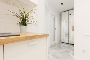 Warsaw Saski Garden Apartment by Renters